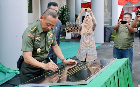 Penandatangan Prasasti Peresmian oleh KASAD Jenderal TNI Mulyono